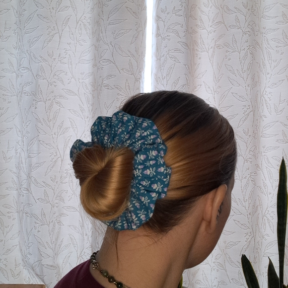 Floral Scrunchie Set - Picture 4 of 10